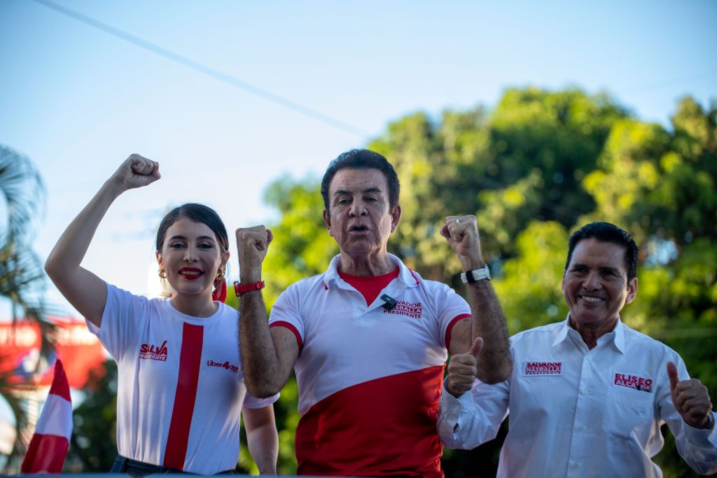 2025-11-22-TGU-Caravana-Salvador-Nasralla4 - Contra Corriente El candidato del Partido Liberal, Salvador Nasralla; la diputada y esposa del candidato, Iroshka Elvir; y el candidato a la Alcaldía del Distrito Central, Eliseo Castro, durante el recorrido de la caravana a bordo de una Tesla Cybertruck. Tegucigalpa, 23 de noviembre de 2024. Foto CC / Fernando Destephen.
