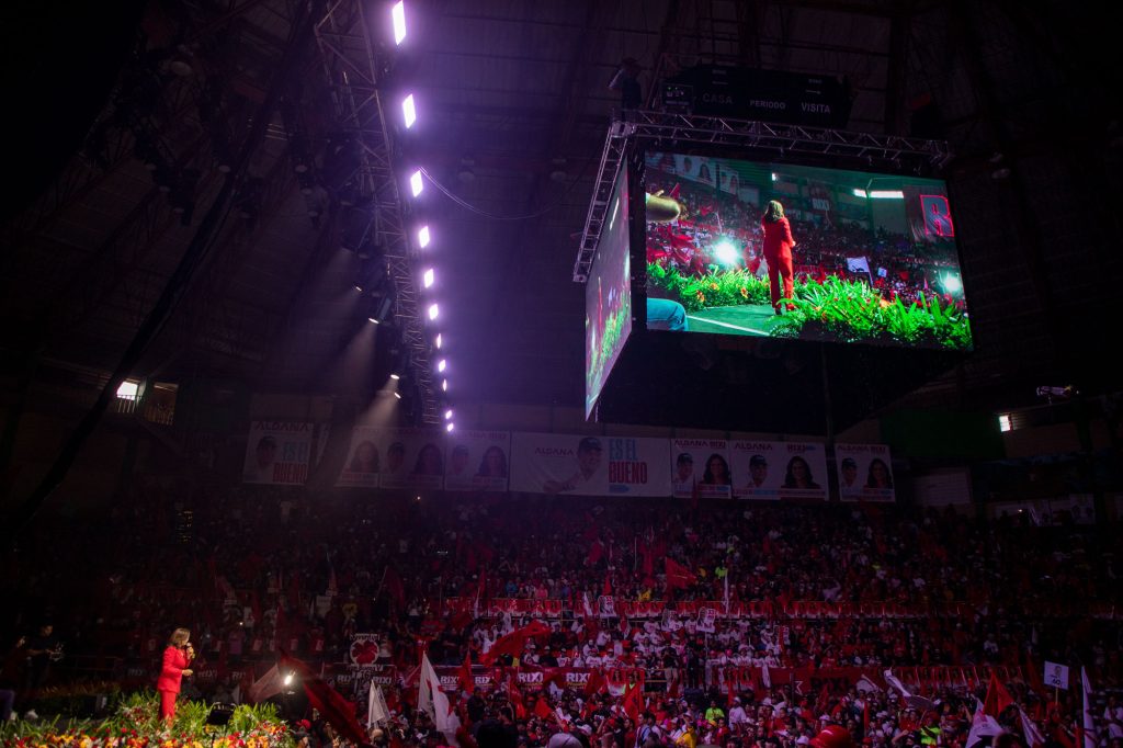 2025-11-23-TGU-Cierre-campaña-Aldana-Rixi31 - Contra Corriente Rixi Moncada, candidata de Libertad y Refundación, durante su discurso junto al actual alcalde y candidato a la Alcaldía del Distrito Central, Jorge Aldana. Tegucigalpa, 23 de noviembre de 2024. Foto CC / Fernando Destephen.